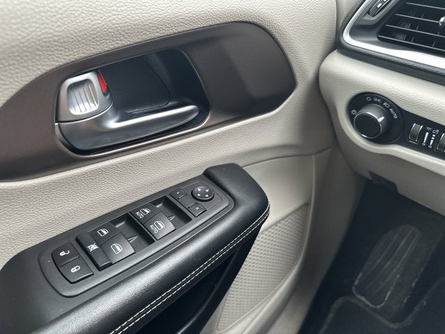 2022 Chrysler Voyager LX