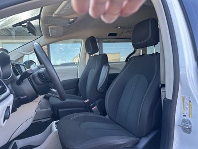 2022 Chrysler Voyager LX