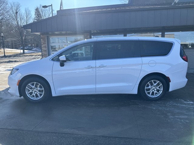 2022 Chrysler Voyager LX