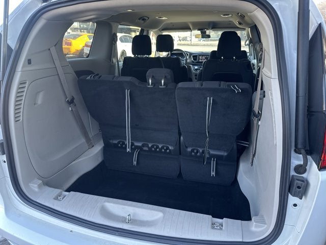 2022 Chrysler Voyager LX